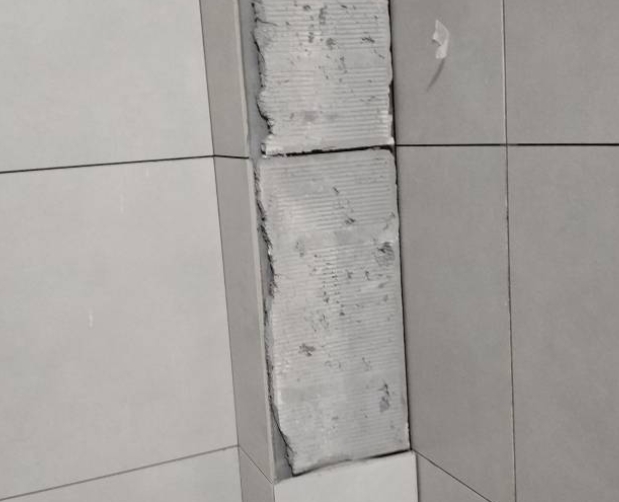 辰溪瓷砖空鼓维修公司分享下瓷砖施工前基层浇水润湿程度不足，可能导致以下问题